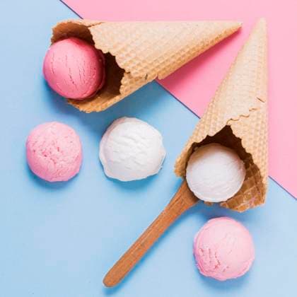  Draufsicht Eiskremkugeln Kegel Tisch *** Top view Ice cream scoops Cone Table Copyright: imageBROKER/OleksandrxLatkun ibxole09760798.jpg
