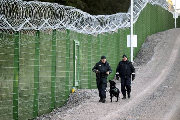 News Themen der Woche KW43 News Bilder des Tages Border guards and a border dog during the media event of the Finnish Border Guard RAJA at the Finnish - Russian border in Imatra, Finland, on October 26, 2023. Finland will build a fence on the border to Russia. The total fenced area will be of 200km and placed in different strategic points. Imatra Finland  Copyright: xJussixNukarix LKLAPJ20231026094721G293