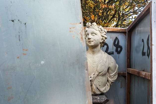 Bilder des Jahres 2023, News 10 Oktober News Themen der Woche KW43 RUSSIA, ST PETERSBURG - OCTOBER 26, 2023: A bust is being covered by workers in Tsarskoye Selo Park in preparation for the forthcoming winter season. Peter Kovalev TASS  63967892