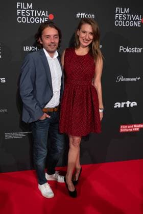 Mara BERGMANN, presenter, with partner Alexander Alex HOFFMANN, red carpet, red carpet show, arrival, arrival, Film Festival Cologne awards in Cologne, 26 10 2022