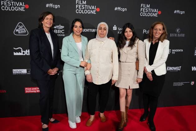 v l xxxx Olfa HAMROUNI with her daughters Eya and Tayssir, xxxx Red carpet, Red Carpet Show, arrival, arrival, Film Festival Cologne awards in Cologne, 26 10 2022