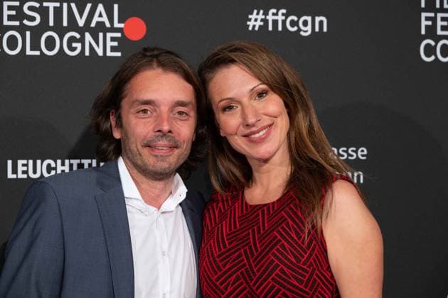 Mara BERGMANN, presenter, with partner Alexander Alex HOFFMANN, red carpet, red carpet show, arrival, arrival, Film Festival Cologne awards in Cologne, 26 10 2022