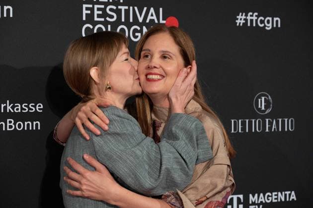 v l Sandra HUELLER, actress, Justine TRIET, director, red carpet, red carpet show, arrival, arrival, Film Festival Cologne awards in Cologne, 26 10 2022