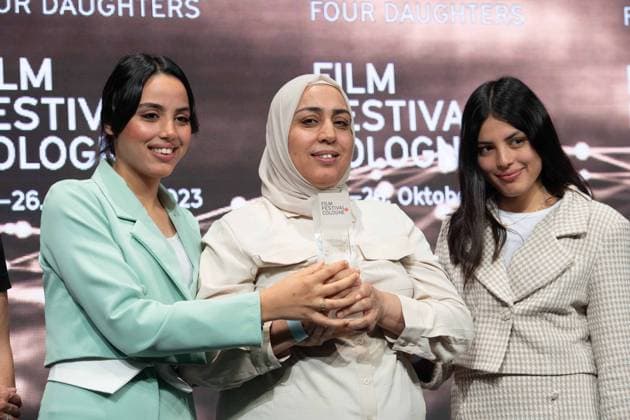 Olfa HAMROUNI with her daughters Eya and Tayssir, Phoenix Award for the film FOUR DAUGHTERS by director Kaouther Ben Hania, Film Festival Cologne awards in Cologne, 26 10 2022