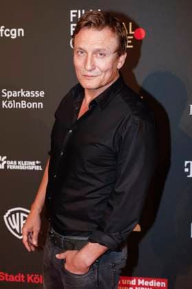 Oliver Masucci at the Cologne Awards ceremony at the 33 Film Festival Cologne 2023 at E Werk Cologne, 26 10 2023. Foto:xR.xSchmiegeltx xFuturexImagex cologne_awards_3052