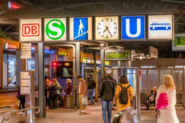Bus stop at Ostbahnhof, change from U Bahn and S Bahn, Munich, October 2023 Germany, Munich, October 2023, bus stop at Ostbahnhof, change from U Bahn and S Bahn, passengers wait at the stop in the evening, express bus X30, Munich East, traffic, public transport, Bavaria,