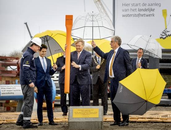 Entertainment Themen der Woche KW43 Entertainment Bilder des Tages ROTTERDAM - King Willem-Alexander starts the construction of the first part of the national hydrogen network. From 2030, this network will connect the major hydrogen industrial regions in the Netherlands and with Germany and Belgium. ANP KOEN VAN WEEL netherlands out - belgium out  Copyright: xx x482260003x originalFilename: 482260003.jpg