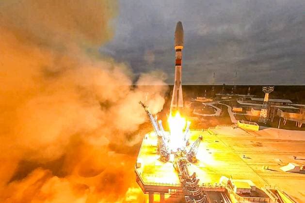 News Themen der Woche KW43 News Bilder des Tages RUSSIA, ARKHANGELSK REGION - OCTOBER 27, 2023: A Soyuz-2.1b rocket booster carrying a spacecraft of the Russian Defence Ministry blasts off from a launch pad of Plesetsk Cosmodrome. Video grab. Best quality available. Russian Defence Ministry TASS  64005680