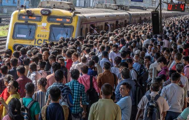 News Themen der Woche KW43 News Bilder des Tages MUMBAI, INDIA ? OCTOBER 27: Huge crowd at Borivali railway station during morning office time after several trains were cancelled due to the construction of the sixth line between Khar and Goregaon stations, on October 27, 2023 in Mumbai, India. Commuters on the Western Railway are bracing for challenging travel conditions due to the ongoing construction of the 6th line between Khar and Goregaon stations. This massive infrastructure project has led to the cancellation of hundreds of local train services, causing significant disruptions and overcrowding at crucial stations such as Borivali, Andheri, and Dadar and Bandra. (Photo by Satish Bate Hindustan Times ) Trains Cancelled, Overcrowding At Western Railway Stations Amid Ongoing Khar-Goreg