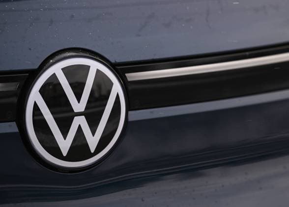 Car Manufacturers In Canada EDMONTON, CANADA - OCTOBER 26, 2023: Volkswagen logo seen on a Volkswagen vehicle in Edmonton, on October 26, 2023, in Edmonton, Alberta, Canada. Edmonton Canada  Copyright: xArturxWidakx originalFilename: widak-carmanuf231026_npcej.jpg