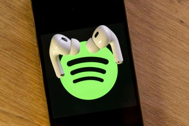 26.10.2023, Musikstreaming mit Spotify auf dem iPhone von Apple. Bei Spotify kann man sich Online Lieder anhören, auch unterwegs mit Ohrhörer. 26.10.2023, Spotify 26.10.2023, Spotify *** 26 10 2023, streaming music with Spotify on Apples iPhone With Spotify, you can listen to songs online, even on the go with earbuds 26 10 2023, Spotify 26 10 2023, Spotify