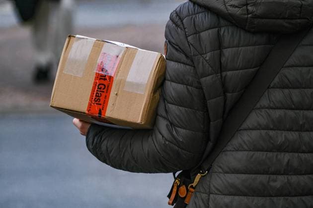 Düsseldorf 27.10.2023 Retouren Retoure CO2 Online shoppen einkaufen onlineshopping Internetshopping Paketboom Paketbote Onlinehandel Paketsteuer Paketversandsteuer Paketabgabe Amazonsteuer Amazon-SteuerPost DHL Paket Pakete Paketwagen Postpaketwagen Paketzusteller CO2 Online-Steuer Deutsche Post Paketboten Vorsicht Glas Paketversicherung Versandversicherung Düsseldorf Nordrhein-Westfalen Deutschland *** Düsseldorf 27 10 2023 returns return CO2 online shopping onlineshopping internet shopping parcel boom parcel messenger online trade parcel tax parcel shipping tax parcel delivery Amazon tax Amazon SteuerPost DHL parcel parcel cart parcel delivery CO2 online tax Deutsche Post parcel messenger caution glass parcel insurance shipping insura