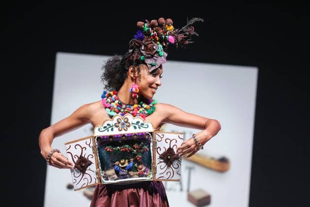 Bilder des Jahres 2023, Entertainment 10 Oktober Entertainment Themen der Woche KW43 Entertainment Bilder des Tages Salon Du Chocolat 2023 Opening Night Runway - Paris Ophely Mezino walks the runway during the opening night of the Salon du Chocolat - Paris 2023 - wearing the Pastry Chef Christophe Bertrand et Nicolas Morin, and the dress designer Ricardo Davila, at the Chocolate Fair At Porte de Versailles on October 27, 2023 in Paris, France. Photo by Nasser Berzane ABACAPRESS.COM Paris France  Copyright: xBerzanexNasser ABACAx 873546_056 BerzanexNasser ABACAx 873546_056