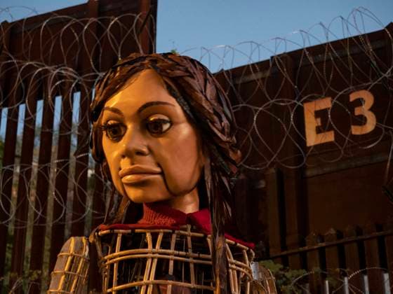 October 27, 2023, Nogales, Arizona, USA: Little Amal, the 12 foot puppet of a Syrian refugee girl, reflects on the newly reinforced border wall separating the United States and Mexico. Nogales USA - ZUMAd155 20231027_znp_d155_021 Copyright: xSuexDorfmanx