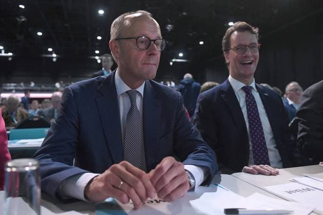 News Bilder des Tages 45. Landesparteitag der CDU Nordrhein-Westfalen am 28.10.2023 im euronova CAMPUS in Hürth Hendrik Wüst ( Landesvorsitzender und Ministerpräsident NRW ) Friedrich Merz ( Bundesvorsitzender CDU ), links - Hendrik Wüst ( Landesvorsitzender und Ministerpräsident NRW ), rechts *** 45 State Party Congress of the CDU North Rhine-Westphalia on 28 10 2023 at the euronova CAMPUS in Hürth Hendrik Wüst State Chairman and Minister President NRW Friedrich Merz Federal Chairman CDU , left Hendrik Wüst State Chairman and Minister President NRW , right xRx