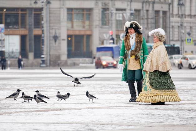 News Themen der Woche KW43 News Bilder des Tages RUSSIA, ST PETERSBURG - OCTOBER 28, 2023: Street performers dressed as Emperor Peter the Great and Empress Catherine the Great of Russia are seen on Nevsky Avenue. Valentin Yegorshin TASS  64055862