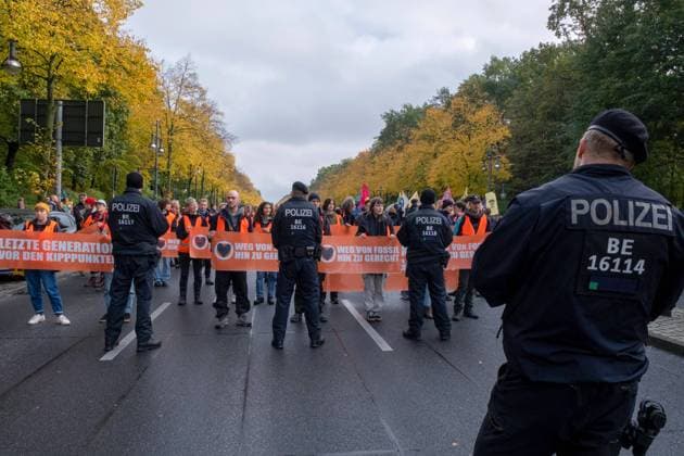 Mit einer Massenbesetzung der Strasse des 17. Juni in Berlin haben Klimaschuetzer am Samstag (28.10.2023) fuer einen Ausstieg aus fossiler Energie demonstriert. An den Protesten an der Siegessaeule nahmen nach Angaben der Polizei mehrere hundert Menschen teil, die die Strasse teils sitzend blockierten. Sich dort festzukleben, sei verboten worden, erklaerte die Polizei. Aufgerufen hatte die Initiative Letzte Generation . Mit den Protesten nach niederlaendischem Vorbild sollte der Forderung nach einem Aus fuer Subventionen fuer fossile Energien Ausdruck verliehen werden. (Siehe epd-Meldung vom 28.10.2023) EDITORIAL USE ONLY *** With a mass occupation of the Strasse des 17 Juni in Berlin, climate activists demonstrated on Saturday 28 10 202 Copyright: epd-bild RolfxZoellner _DSF4906