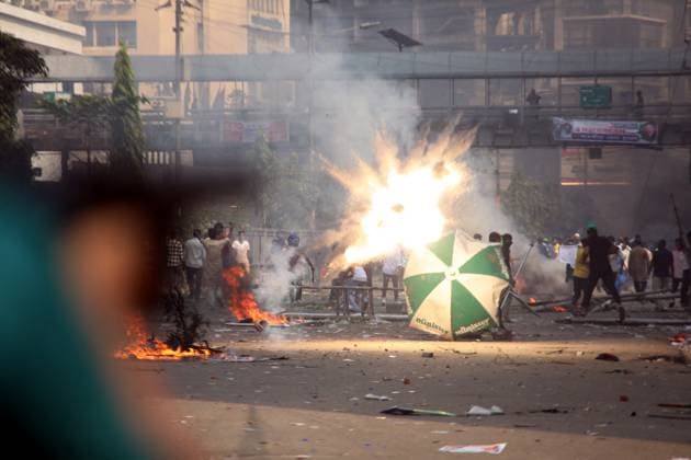 Bilder des Jahres 2023, News 10 Oktober News Themen der Woche KW43 News Bilder des Tages Police NBP Clash - Bangladesh Bangladesh Nationalist party (BNP) activists light fire during a rally demanding the resignation of Prime Minister Sheikh Hasina and the release of BNP Chairperson Begum Khaleda Zia, in Dhaka on October 28, 2023. Police fired tear gas and rubber bullets at huge crowds of Bangladesh opposition supporters on October 28, to break up a giant protest against the Prime Minister, with one officer killed and scores of people injured in several hours of violent clashes in central Dhaka,Bangladesh. Photo by Habibur Rahman ABACAPRESS.COM Dhaka Wari Bangladesh  Copyright: xHabiburxRahman ABACAx 873649_030 HabiburxRahman ABACAx 873649_030