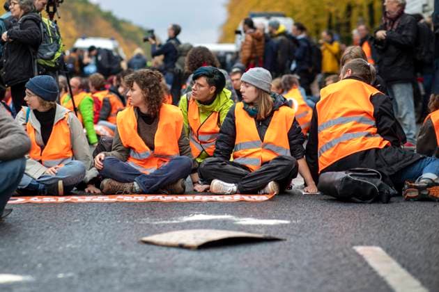 Bilder des Jahres 2023, News 10 Oktober News Themen der Woche KW43 News Bilder des Tages Massenbesetzung der Klima-Kleber auf der Straße des 17. Juni, Hunderte Klima-Aktivisten haben am Samstag in Berlin demonstriert. Sie stellten sich gegen Mittag an mehreren Stellen auf die Straße des 17. Juni im Tiergarten und brachten damit den Verkehr zum Erliegen. Laut Angaben der Berliner Polizei die mit zahlreichen Kräften vor Ort im Einsatz war, klebten sich rund 100 Personen an die Fahrbahn und mussten teils aufwendig von Kräften der Berliner Polizei von der Fahrbahn gelöst werden. Die Straße des 17. Juni wurde zwischen Brandenburger Tor und Großer Stern komplett gesperrt. Berlin Berlin Deutschland *** Mass occupation of climate glue on the street of 17 June, hundreds of climate activists have demonstrated on Saturday in Berli