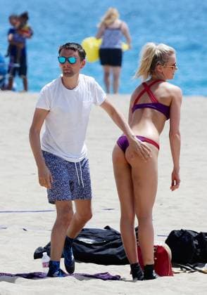 EXCLUSIVE: Matt Bellamy and bikini clad girlfriend Elle Evans seen enjoying the hot summer weather playing some beach volleyball in Malibu 140765, EXCLUSIVE: Matt Bellamy and bikini clad girlfriend Elle Evans seen enjoying the hot summer weather playing some beach volleyball in Malibu. Los Angeles, California - Friday, July 31, 2015., Credit:Pedro Andrade, PacificCoastNews Avalon USA, Los Angeles  Copyright: xPedroxAndrade,xPacificCoastNewsx xAvalonx 0519576700