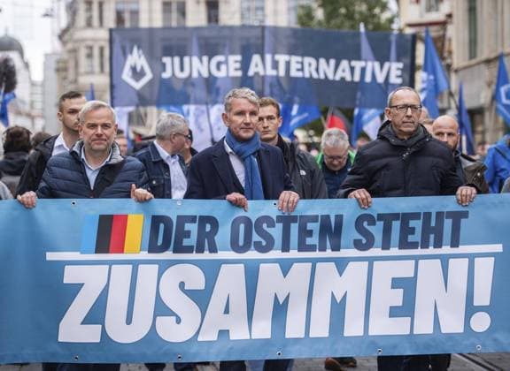 AFD-DEMONSTRATION DER OSTEN STEHT ZUSAMMEN *** NUR FÜR REDAKTIONELLE ZWECKE *** EDITORIAL USE ONLY ***<p>28 10 2023-Erfurt: Demonstration des AfD-Landesverbandes Thüringen unter dem Motto: Der Osten steht zusammen u.a. mit den AfD-Landesvorsitzenden Björn Höcke (Thüringen), Martin Reichardt (Sachsen-Anhalt), Birgit Bessin (Brandenburg), Jörg Urban (Sachsen) und Leif-Erik Holm (Mecklenburg-Vorpommern) hier bei einem sogenannten Spaziergang durch die Erfurter Innenstadt. ( Deutschland Thueringen Erfurt Copyright: SaschaxFromm *** AFD DEMONSTRATION THE EAST STANDS TOGETHER FOR EDITORIAL PURPOSES ONLY EDITORIAL USE ONLY p 28 10 2023 Erfurt demonstration of the AfD regional association of Thuringia under the motto The East Copyright: SaschaxFromm doc7sl2hrfmwpz8ssp73f5 ,EDITORIAL USE ONLY