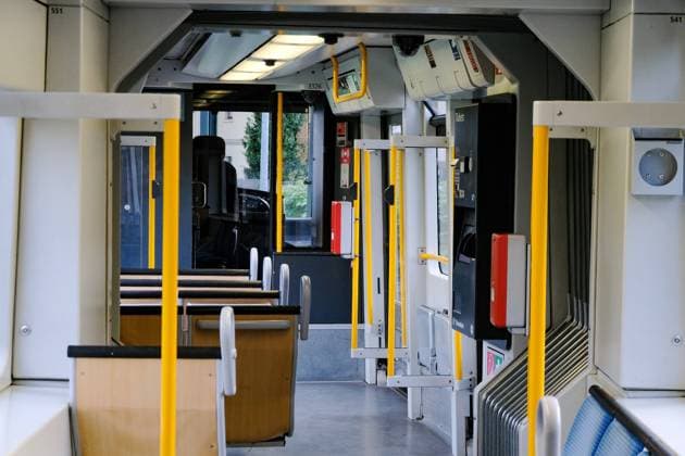 Düsseldorf 28.10.2023 ram U-Bahn Strassenbahn Bus ÖPNV 49-Euro-Ticket Mobilitätswende Verkehrswende Fahrgäste Pendler Tarifvertrag Inflation Bürgergeld Schwarzfahrer Beförderungserschleichung Leistungserschleichung von Deutschlandticket Fahrgastaufkommen U72 FR Ratingen Düsseldorf Nordrhein-Westfalen Deutschland *** Düsseldorf 28 10 2023 ram subway streetcar bus public transport 49 euro ticket mobility turnaround traffic turnaround passengers commuters collective agreement inflation citizen money fare evasion fare evasion of Germany ticket passenger U72 FR Ratingen Düsseldorf North Rhine Westphalia Germany