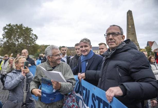 AFD-DEMONSTRATION DER OSTEN STEHT ZUSAMMEN *** NUR FÜR REDAKTIONELLE ZWECKE *** EDITORIAL USE ONLY ***<p>28 10 2023-Erfurt: Demonstration der AfD unter dem Motto: Der Osten steht zusammen im Foto: Björn Höcke, AfD-Landeschef in Thüringen.und Jörg Urban AfD-Landeschef in Sachsen, rechts auf dem Domplatz. ( Deutschland Thueringen Erfurt Copyright: SaschaxFromm *** AFD DEMONSTRATION THE EAST STANDS TOGETHER FOR EDITORIAL PURPOSES ONLY EDITORIAL USE ONLY p 28 10 2023 Erfurt demonstration of the AfD under the slogan The East stands together in the photo Björn Höcke, AfD leader in Thuringia and Jörg Urban AfD leader in Saxony, right on the cathedral square Germany Thuringia Erfurt Copyright SaschaxFromm Copyright: SaschaxFromm doc7sladwdicmb1gxr0f3b7 ,EDITORIAL USE ONLY