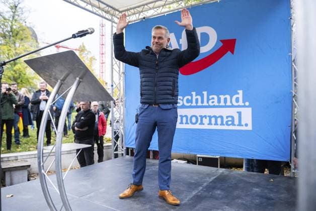 AFD-DEMONSTRATION DER OSTEN STEHT ZUSAMMEN *** NUR FÜR REDAKTIONELLE ZWECKE *** EDITORIAL USE ONLY ***<p>28 10 2023-Erfurt: Demonstration des AfD unter dem Motto: Der Osten steht zusammen im Foto: Leif-Erik Holm (AfD Mecklenburg-Vorpommern) ( Deutschland Thueringen Erfurt Copyright: SaschaxFromm *** AFD DEMONSTRATION THE EAST STANDS TOGETHER FOR EDITORIAL PURPOSES ONLY EDITORIAL USE ONLY p 28 10 2023 Erfurt demonstration of the AfD under the slogan The East Stands Together in the photo Leif Erik Holm AfD Mecklenburg Western Pomerania Germany Thuringia Erfurt Copyright SaschaxFromm Copyright: SaschaxFromm doc7slaeoa3un4tfy5ulnf ,EDITORIAL USE ONLY