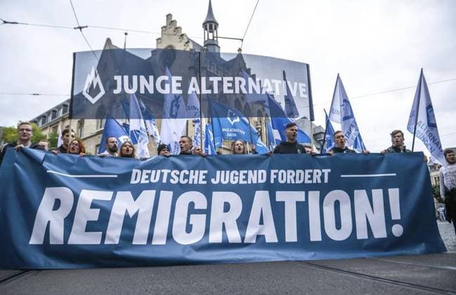 AFD-DEMONSTRATION DER OSTEN STEHT ZUSAMMEN *** NUR FÜR REDAKTIONELLE ZWECKE *** EDITORIAL USE ONLY ***<p>28 10 2023-Erfurt: Die Junge Alternative während einer Demonstration der AfD unter dem Motto: Der Osten steht zusammen in Erfurt. ( Deutschland Thueringen Erfurt Copyright: SaschaxFromm *** AFD DEMONSTRATION THE EAST STANDS TOGETHER EDITORIAL USE ONLY p 28 10 2023 Erfurt The Young Alternative during a demonstration of the AfD under the slogan The East Stands Together in Erfurt Germany Thueringen Erfurt Copyright SaschaxFromm Copyright: SaschaxFromm doc7slaf0owps0kwqc5e8n ,EDITORIAL USE ONLY