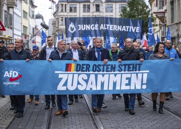 AFD-DEMONSTRATION DER OSTEN STEHT ZUSAMMEN *** NUR FÜR REDAKTIONELLE ZWECKE *** EDITORIAL USE ONLY ***<p>28 10 2023-Erfurt: Demonstration des AfD unter dem Motto: Der Osten steht zusammen u.a. mit den AfD-Landesvorsitzenden Björn Höcke (Thüringen), Martin Reichardt (Sachsen-Anhalt), Birgit Bessin (Brandenburg), Jörg Urban (Sachsen) und Leif-Erik Holm (Mecklenburg-Vorpommern) ( Deutschland Thueringen Erfurt Copyright: SaschaxFromm *** AFD DEMONSTRATION THE EAST STANDS TOGETHER FOR EDITORIAL PURPOSES ONLY EDITORIAL USE ONLY p 28 10 2023 Erfurt Demonstration of the AfD under the slogan The East Stands Together including the AfD state chairmen Björn Höcke Thuringia , Martin Reichardt Saxony Anhalt , Birgit Bessin Brandenburg Copyright: SaschaxFromm doc7slaf32axyc1byty419a ,EDITORIAL USE ONLY
