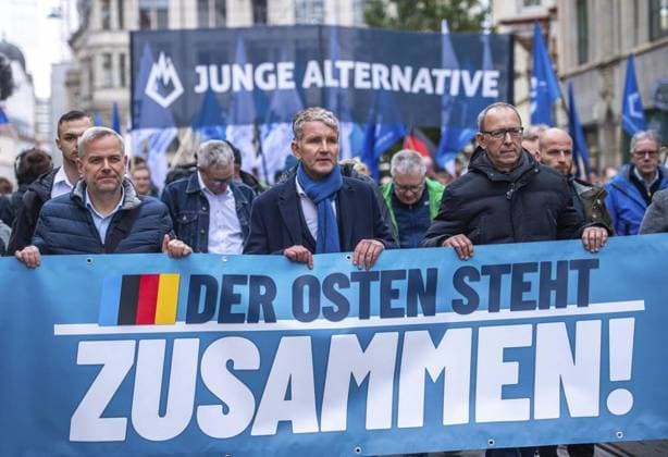 AFD-DEMONSTRATION DER OSTEN STEHT ZUSAMMEN *** NUR FÜR REDAKTIONELLE ZWECKE *** EDITORIAL USE ONLY ***<p>28 10 2023-Erfurt: Demonstration des AfD unter dem Motto: Der Osten steht zusammen u.a. mit den AfD-Landesvorsitzenden Björn Höcke (Thüringen), Martin Reichardt (Sachsen-Anhalt), Birgit Bessin (Brandenburg), Jörg Urban (Sachsen) und Leif-Erik Holm (Mecklenburg-Vorpommern) ( Deutschland Thueringen Erfurt Copyright: SaschaxFromm *** AFD DEMONSTRATION THE EAST STANDS TOGETHER FOR EDITORIAL PURPOSES ONLY EDITORIAL USE ONLY p 28 10 2023 Erfurt Demonstration of the AfD under the slogan The East Stands Together including the AfD state chairmen Björn Höcke Thuringia , Martin Reichardt Saxony Anhalt , Birgit Bessin Brandenburg Copyright: SaschaxFromm doc7slaf51xyzm1c03gq4ps ,EDITORIAL USE ONLY