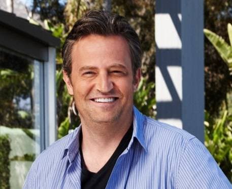 El actor estadounidense Matthew Perry, mas conocido por dar vida a Chandler Bing en la serie de television Friends , ha sido encontrado muerto este sabado en su casa de Los Ãngeles (California, Estados Unidos), donde aparentemente se habria ahogado en el jacuzzi, segun ha informado el medio TMZ. FOTO Europa Press (Foto de ARCHIVO) 20 10 2022, Espana Aton_790835 *** The American actor Matthew Perry, best known for playing Chandler Bing in the television series Friends, was found dead Saturday at his home in Los Angeles California, United States, where he apparently drowned in the jacuzzi, according to TMZ PHOTO Europa Press FILE Photo 20 10 2022, Spain Aton 790835  Copyright: CONTRALUZxEDITORIAL