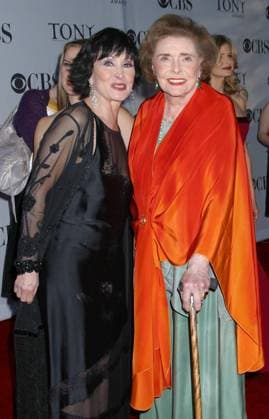 Chita Rivera and Patricia Neal on the red carpet before the 2006 Tony Awards at Radio City Music Hall 10271, NEW YORK, NEW YORK - Sunday June 11 2006. Chita Rivera and Patricia Neal on the red carpet prior to the 2006 Tony Awards at New York s famous Radio City Music Hall. Photograph: Darla Khazei Pacificcoastnews. UK OFFICE: +44 131 225 3333 3322 US OFFICE: 1 310 261 9676, Credit:Darla Khazei Avalon USA  Copyright: xDarlaxKhazeix xAvalonx 0520196440