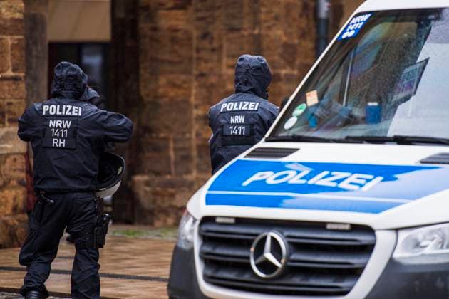 27.10.2023 - Pro Palästina Frieden Demonstration in Minden: Rund 180 Teilnehmer protestieren friedlich. Im Bild: Polizeieinsatzkräfte vor einem Polizeiauto, Polizeiwagen. , Minden Nordrhein-Westfalen Deutschland Innenstadt *** 27 10 2023 Pro Palestine Peace Demonstration in Minden Around 180 participants protest peacefully In the picture police forces in front of a police car, police car , Minden North Rhine Westphalia Germany city center