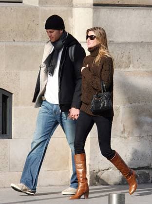 RESTRICTIONS APPLY Gisele Bundchen and Tom Brady stroll hand-in-hand in Paris 14047, PARIS, FRANCE - Tuesday February 20 2007. USA, UK, AUSTRALIAN AND NEW ZEALAND USE ONLY Gisele Bundchen and new love Tomy Brady take a romantic walk through the streets of Paris. NFL quarterback Brady was recently surprised by his former lover Bridget Moynahan after she publically announced she was more than three months pregnant with his child. Photograph: Pacificcoastnews.com UK OFFICE: +44 131 225 3333 3322 US OFFICE: 1 310 261 9676, Credit:Pacificcoastnews.com Avalon France  Copyright: xPacificcoastnews.comx xAvalonx 0520313435