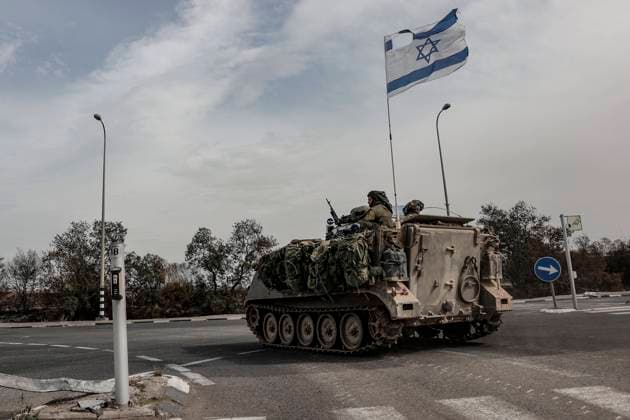 News Themen der Woche KW43 Israeli s soldiers drive a tank as they are deployed in Sderot, Israel, 29 October 2023. Israel has deepened its incursion into northern Gaza in the early hours on 29 October in the most intense bombing since the outbreak of the conflict with Hamas 07 October.. Israeli s soldiers in Sderot !ACHTUNG: NUR REDAKTIONELLE NUTZUNG!  Copyright: xManuelxBruquex GRAF5812 20231029-55012195681_1