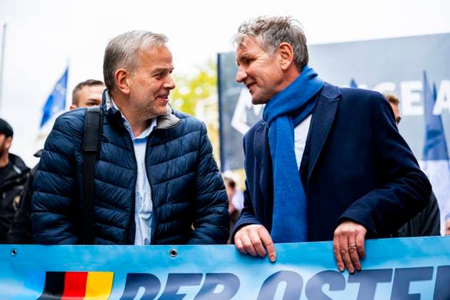 DEMONSTRATION DER AFD IN ERFURT 28 10 2023 - Erfurt: Björn Höcke (AfD) im Gespräch mit Leif-Erik Holm (MdB der AfD). Die Thüringer AfD (Alternative für Deutschland) rief zur Demonstration unter dem Motto ãDer Osten steht zusammen!Ò am 28. Oktober 2023 in Erfurt auf. _________________ *** DEMONSTRATION OF AFD IN ERFURT 28 10 2023 Erfurt Björn Höcke AfD in conversation with Leif Erik Holm MdB of the AfD The Thuringian AfD Alternative for Germany called for the demonstration under the motto ÒThe East stands together Ó on 28 October 2023 in Erfurt