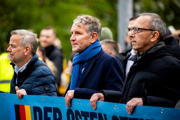 DEMONSTRATION DER AFD IN ERFURT 28 10 2023 - Erfurt: V.l.n.r Leif-Erik Holm (MdB der AfD), Björn Höcke (AfD) und Jörg Urban (Mitglied er AfD-Fraktion im Sächsischen Landtag). Die Thüringer AfD (Alternative für Deutschland) rief zur Demonstration unter dem Motto ãDer Osten steht zusammen!Ò am 28. Oktober 2023 in Erfurt auf. _________________ *** DEMONSTRATION OF AFD IN ERFURT 28 10 2023 Erfurt V l n r Leif Erik Holm MdB of the AfD , Björn Höcke AfD and Jörg Urban Member er AfD Fraktion im Sächsischen Landtag The Thuringian AfD Alternative for Germany called for the demonstration under the motto ÒThe East stands together Ó on 28 October 2023 in Erfurt