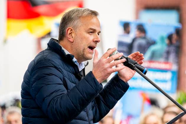 DEMONSTRATION DER AFD IN ERFURT 28 10 2023 - Erfurt: Leif-Erik Holm (MdB der AfD) spricht auf der Bühne. Die Thüringer AfD (Alternative für Deutschland) rief zur Demonstration unter dem Motto ãDer Osten steht zusammen!Ò am 28. Oktober 2023 in Erfurt auf. _________________ *** DEMONSTRATION OF AFD IN ERFURT 28 10 2023 Erfurt Leif Erik Holm MdB of the AfD speaks on stage The Thuringian AfD Alternative for Germany called for the demonstration under the motto ÒThe East stands together Ó on 28 October 2023 in Erfurt
