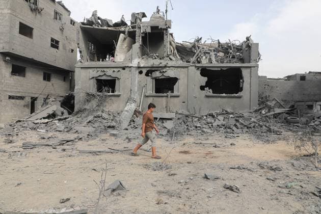 Bilder des Jahres 2023, News 10 Oktober News Themen der Woche KW43 News Bilder des Tages Palestinians search through rubble of buildings that were destroyed during Israeli air strike on El-Nuseirat Palestinians search through rubble of buildings that were destroyed during Israeli air strike on El-Nuseirat central of Gaza Strip. Photo by Naaman Omar apaimages El-Nuseirat Gaza Strip Palestinian Territory 291023_Nuseirat_NAA_00(3) Copyright: xapaimagesxNaamanxOmarxx xapaimagesx