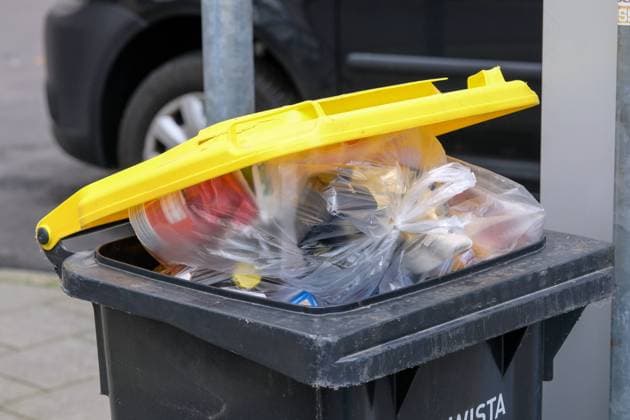 Düsseldorf 29.10.2023 Gelbe Tonne Mülltonne Kunststoff Plastik Recycling Müll Abfall Wohlstandsmüll Wohlstandsgesellschaft Verpackung Verpackungsmüll Restmüll Plastiktonne Plastiktüte Mülltüte Umwelttonne Der Grüne Punkt grüner Düsseldorf Nordrhein-Westfalen Deutschland *** Dusseldorf 29 10 2023 yellow garbage can garbage garbage can plastic plastic recycling waste waste prosperity waste prosperity society packaging packaging waste residual waste plastic garbage can plastic bag garbage bag environmental garbage can Der Grüne Punkt green Dusseldorf North Rhine Westphalia Germany