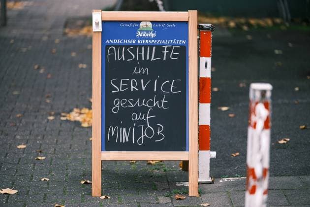 Düsseldorf 29.10.2023 Fachkräftemangel Arbeitskräftemangel Servicekräftemangel Personalmangel Gastronomie Kneipe Restaurant Kellner Bedienung Arbeitsplatzfluktuation Arbeitsamt Jobcenter Studentenjobs Aushilfskraft Aushilfskräfte Teilzeitarbeit Teilzeitjobs Vollzeitjobs Vollzeitarbeit Stellenangebote 450-Euro-Jobs 520-Euro-Jobs Minijobs Minijob Bürgergeld Kreidetafel Düsseldorf Nordrhein-Westfalen Deutschland *** Düsseldorf 29 10 2023 shortage of skilled workers shortage of service workers shortage of staff shortage gastronomy pub restaurant waiter waiter service job fluctuation labor office job center student jobs temporary help temporary workers part time jobs part time jobs full time jobs full time jobs vacancies 450 euro jobs 5