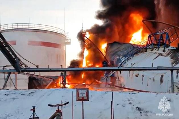 News Themen der Woche KW43 RUSSIA, KOMI REPUBLIC - OCTOBER 29, 2023: Firefighters respond to an oil tank fire at one of the Lukoil-Usinskneftegaz facilities. It is believed a contractor has committed a safety violation. Video screen grab. Best quality available. Emercom TASS  64114021