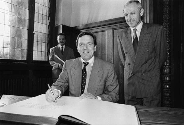 SPD Schröter _Wahlkampf 05.10.1994, Chemnitz, Markt, Rathaus, SPD Politiker und Kanzlerkandidat Gerhard Schröder( niedersächsischer Ministerpräsident) besucht Chemnitz. Gegen 11 Uhr kam er auf dem Markt an und wurde von etwa 100 Fans empfangen. Danach Eintrag in das Goldene Buch der Stadt im Beisen des OB Dr. Pedter Seifert. *** SPD Schröter election campaign 05 10 1994, Chemnitz, market, city hall, SPD politician and candidate for chancellor Gerhard Schröder Lower Saxony Prime Minister visits Chemnitz About 11 oclock he arrived at the market and was received by about 100 fans Afterwards entry in the Golden Book of the city in the presence of the OB Dr Pedter Seifert
