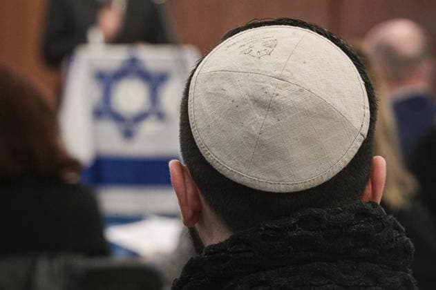 Solidaritätsbekundung mit Israel und jüdischer Gemeinde *** NUR FÜR REDAKTIONELLE ZWECKE *** EDITORIAL USE ONLY ***<p>Ein Mann mit Kippa bei der Solidaritätsbekundung mit Israel und jüdischer Gemeinde am Sonntag, 29. Oktober 2023 in der Neuen Synagoge in Essen. Deutschland NRW Essen Copyright: SocratesxTassos *** Showing solidarity with Israel and Jewish community EDITORIAL USE ONLY p A man wearing a kippah at the show of solidarity with Israel and Jewish community on Sunday, October 29, 2023 at the New Synagogue in Essen Germany NRW Essen Copyright SocratesxTassos Copyright: SocratesxTassos doc7sljkjo0qah19e658dto ,EDITORIAL USE ONLY