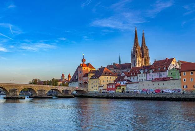 Blick auf Regensburg mit Dom und Steinerne Brücke, Fluss Donau, Oberpfalz, Bayern, Deutschland, Europa Blick auf Regensburg mit Dom und Steinerne Brücke, Fluss Donau, Oberpfalz, Bayern, Deutschland, Europa *** View of Regensburg with Cathedral and Stone Bridge, River Danube, Upper Palatinate, Bavaria, Germany, Europe View of Regensburg with Cathedral and Stone Bridge, River Danube, Upper Palatinate, Bavaria, Germany, Europe
