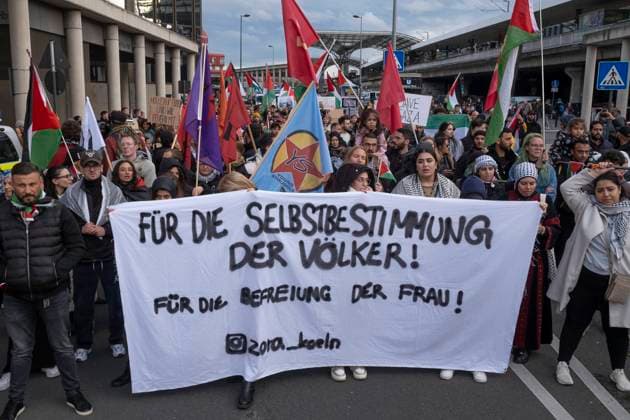 Solidaritätsdemonstration von Palästinensern gegen die Bombardierung Gazas am 29.10.2023 in Köln. *** Solidaritätsdemonstration von Palästinensern gegen die Bombardierung Gazas am 29.10.2023 in Köln. Nordrhein-Westfalen Deutschland, Germany GMS9644