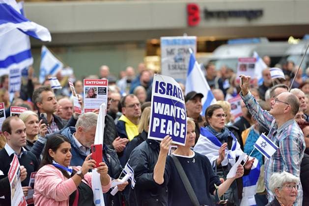 News Themen der Woche KW43 29.10.2023 Israel Demo Pro Israelische Kundgebung auf dem Stuttgarter Marktplatz. Etwa 1500 Menschen nahmen teil, unter den Rednern waren Bundesminister Cem Özdemir, Rabbiner Jahuda Puschkin und Antisemitismusbeauftragter Michael Blume. Stuttgart Marktplatz Baden Württemberg Deutschland *** 29 10 2023 Israel Demo Pro-Israel rally in Stuttgart marketplace About 1500 people attended, among the speakers were Federal Minister Cem Özdemir, Rabbi Yahuda Pushkin and anti-Semitism commissioner Michael Blume Stuttgart marketplace Baden Württemberg Germany