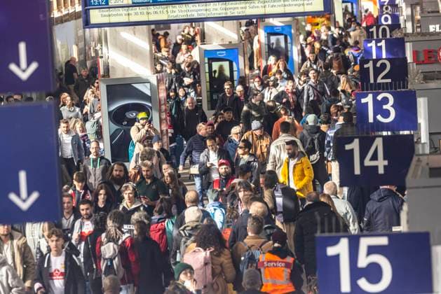 Passengers in the main station, passengers and departure board in the main station Stuttgart 28 10 2023, Stuttgart, Baden Württemberg, Germany, Europe