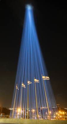 Bilder des Jahres 2023, News 10 Oktober News Themen der Woche KW43 News Bilder des Tages A beam of lights shown in the air at a vigil containing posters of all the 229 Israelis held hostage by Hamas inside the Gaza Strip in a nightly vigil held outside a sports stadium n southern Jerusalem on October 29, 2023. The vigil has portraits of all the hostages arranged in a terrace and will be lit up each night until the hostages taken on October 7, 2023 during the Hamas terror attack are released.  ISR2023102910 JimxHollander